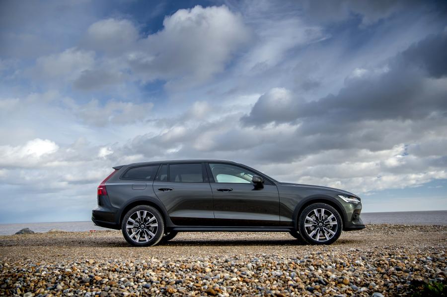  Volvo V60 D4 Cross Country 2019 года  (UK) (фото 20 из 43)